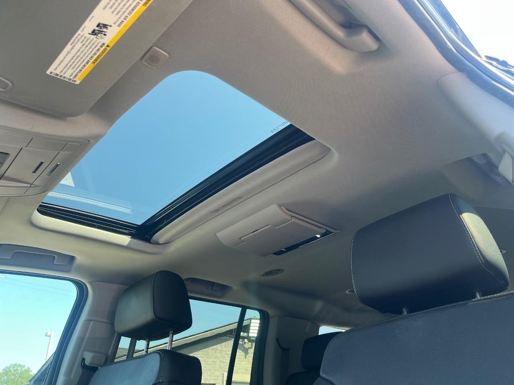 Chevrolet Suburban Vehicle Full-screen Gallery Image 28