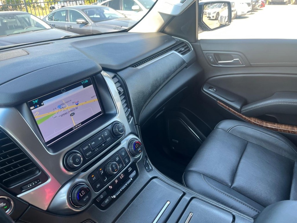 Chevrolet Suburban Vehicle Full-screen Gallery Image 29