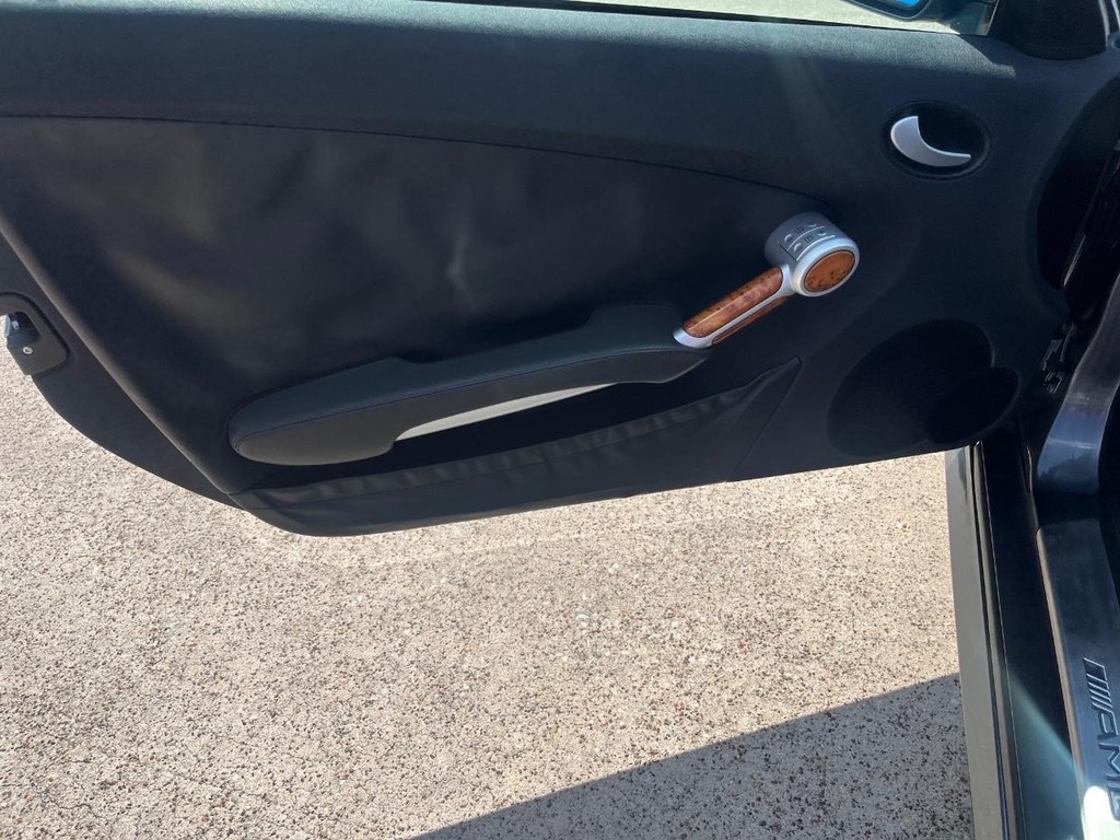 Mercedes-Benz SLK 55 AMG Vehicle Full-screen Gallery Image 20