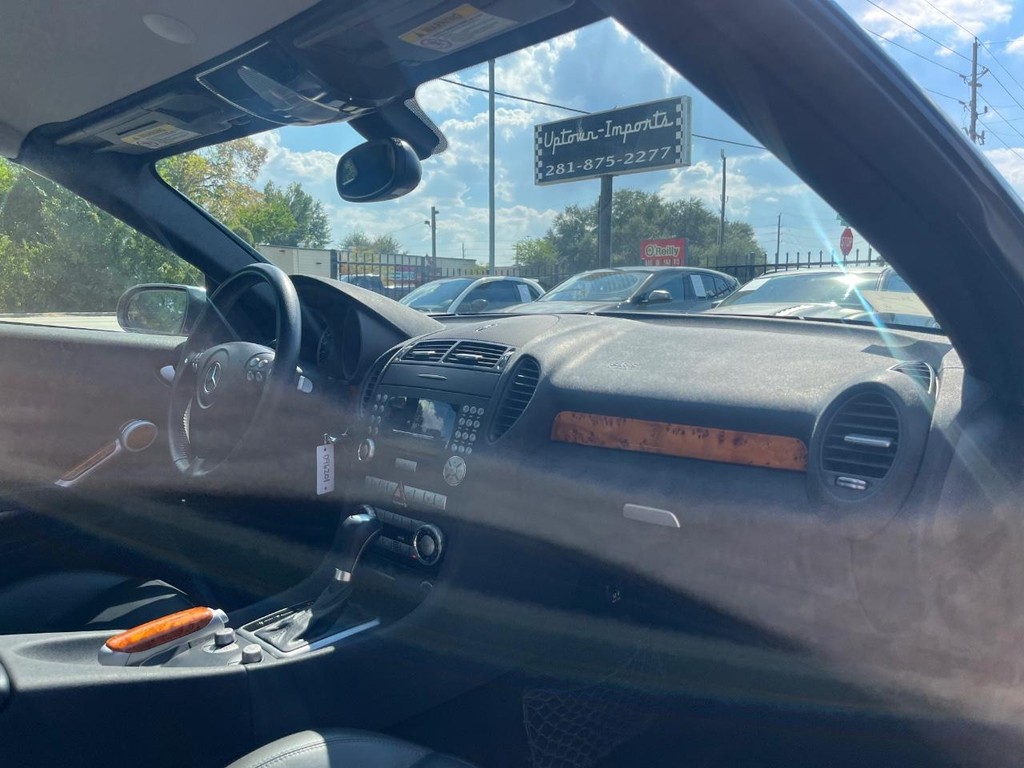 Mercedes-Benz SLK 55 AMG Vehicle Full-screen Gallery Image 21