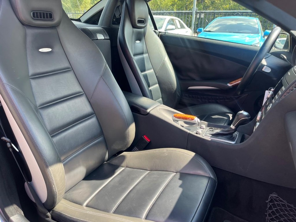 Mercedes-Benz SLK 55 AMG Vehicle Full-screen Gallery Image 22
