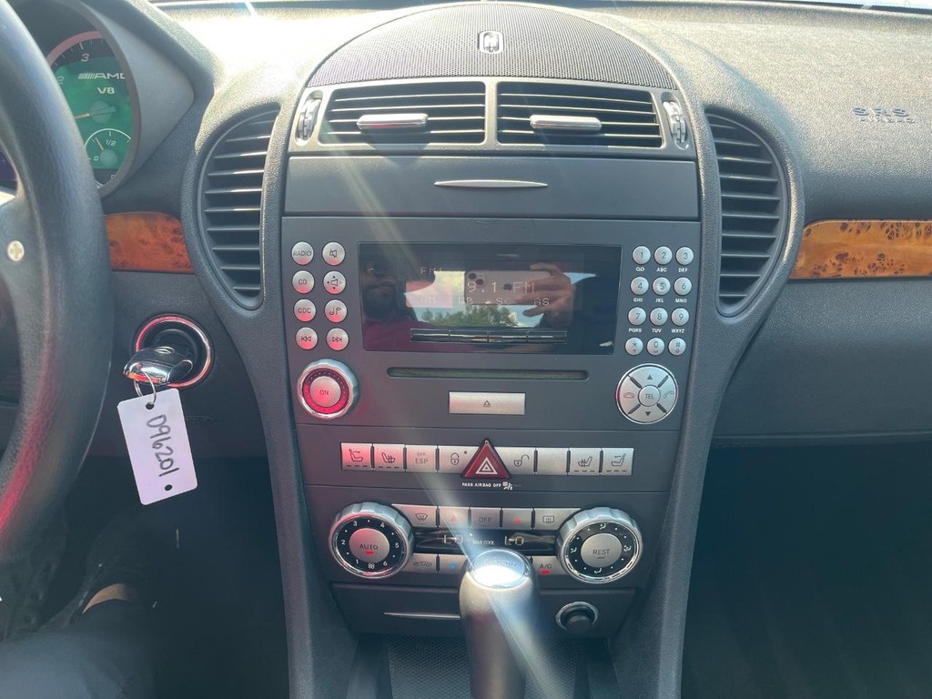 Mercedes-Benz SLK 55 AMG Vehicle Full-screen Gallery Image 26