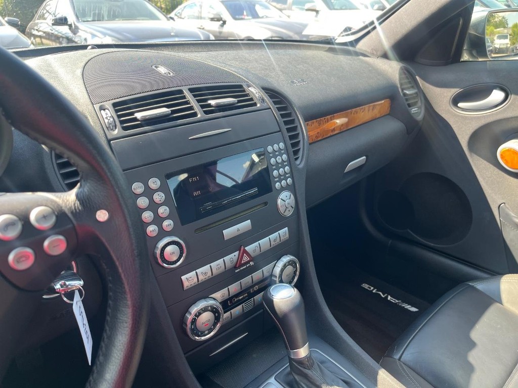 Mercedes-Benz SLK 55 AMG Vehicle Full-screen Gallery Image 27