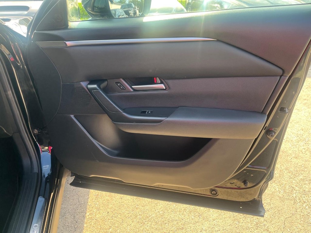 Mazda CX-50 Vehicle Full-screen Gallery Image 11