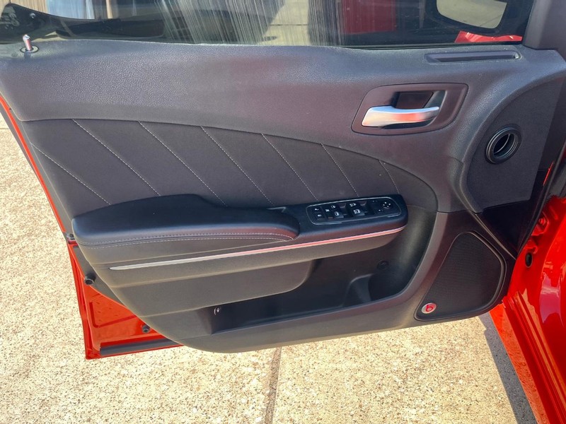 Dodge Charger Vehicle Full-screen Gallery Image 12