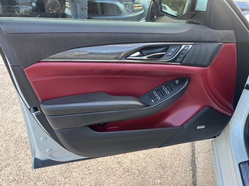 Cadillac CTS Sedan Vehicle Full-screen Gallery Image 12