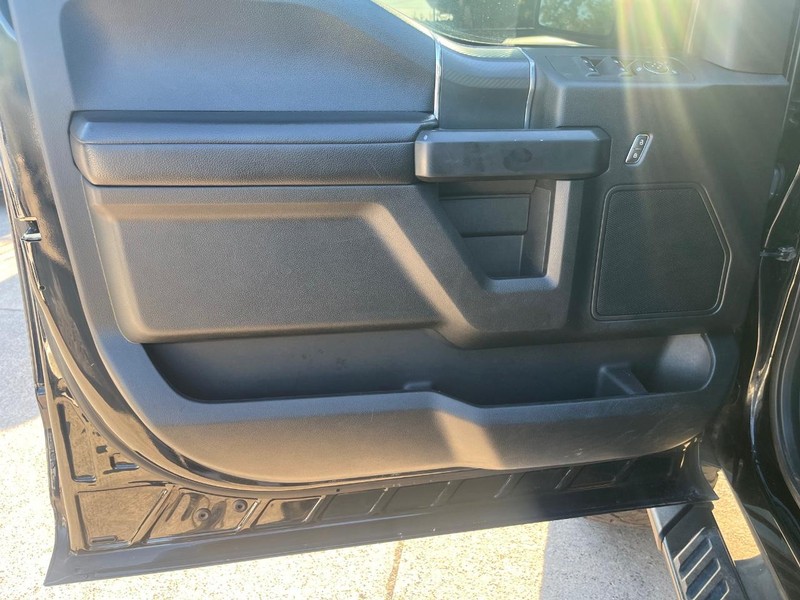 Ford F-150 Vehicle Full-screen Gallery Image 12