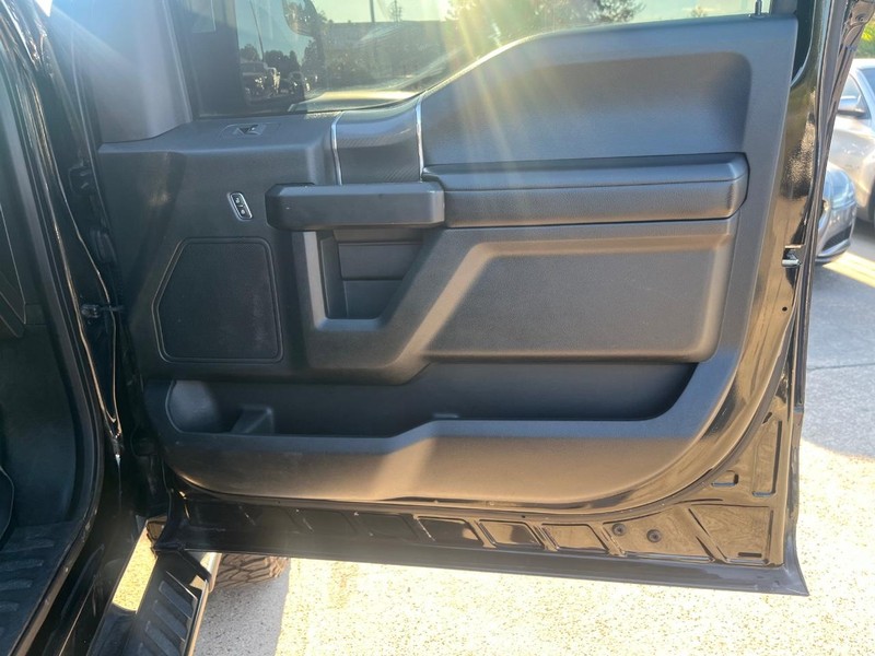 Ford F-150 Vehicle Full-screen Gallery Image 15