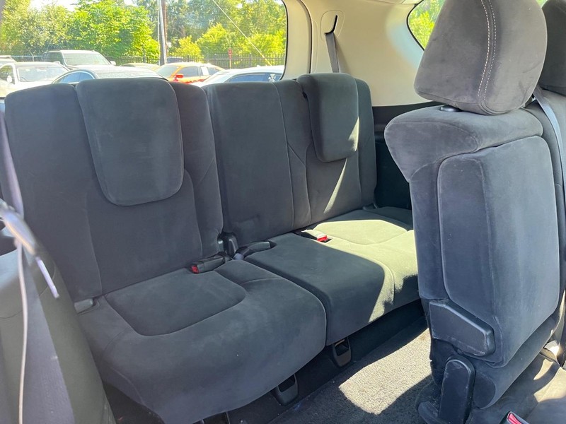 Nissan Armada Vehicle Full-screen Gallery Image 17