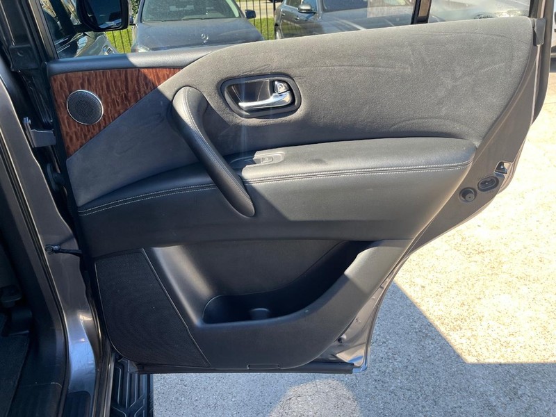 Nissan Armada Vehicle Full-screen Gallery Image 18