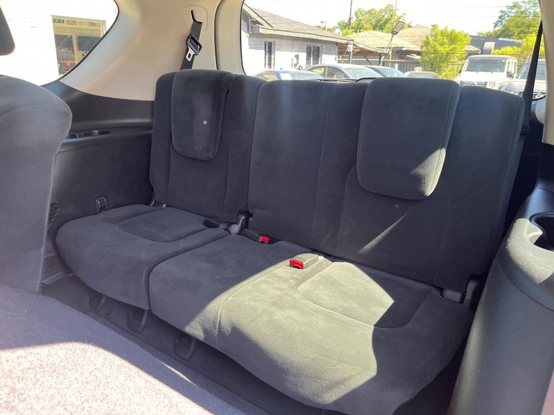 Nissan Armada Vehicle Full-screen Gallery Image 20