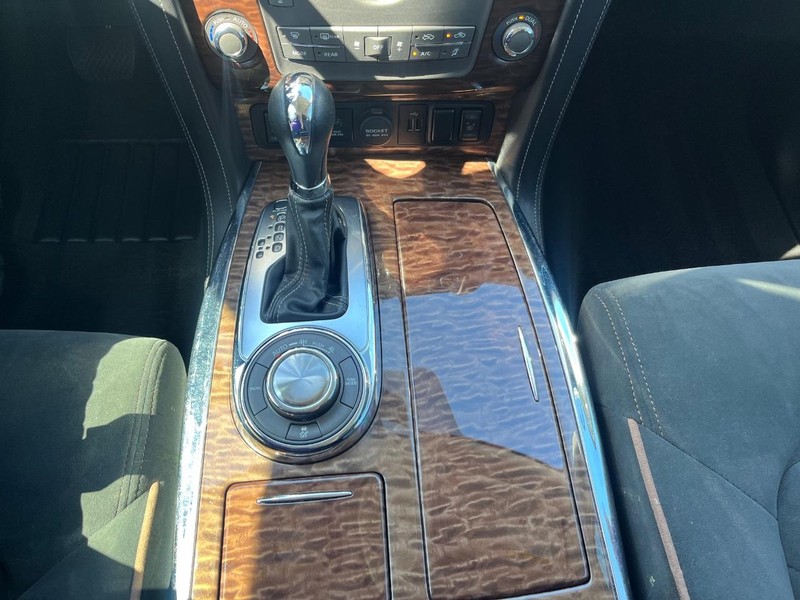 Nissan Armada Vehicle Full-screen Gallery Image 26