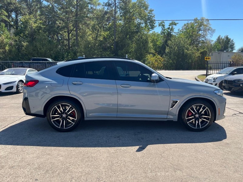 BMW X4 M Vehicle Full-screen Gallery Image 05