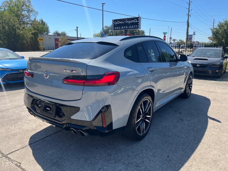 BMW X4 M Vehicle Full-screen Gallery Image 06