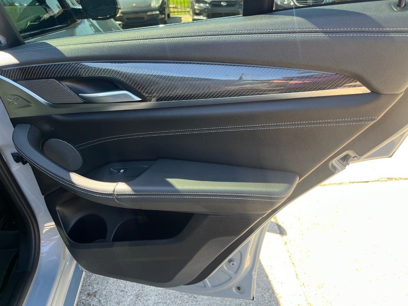 BMW X4 M Vehicle Full-screen Gallery Image 10