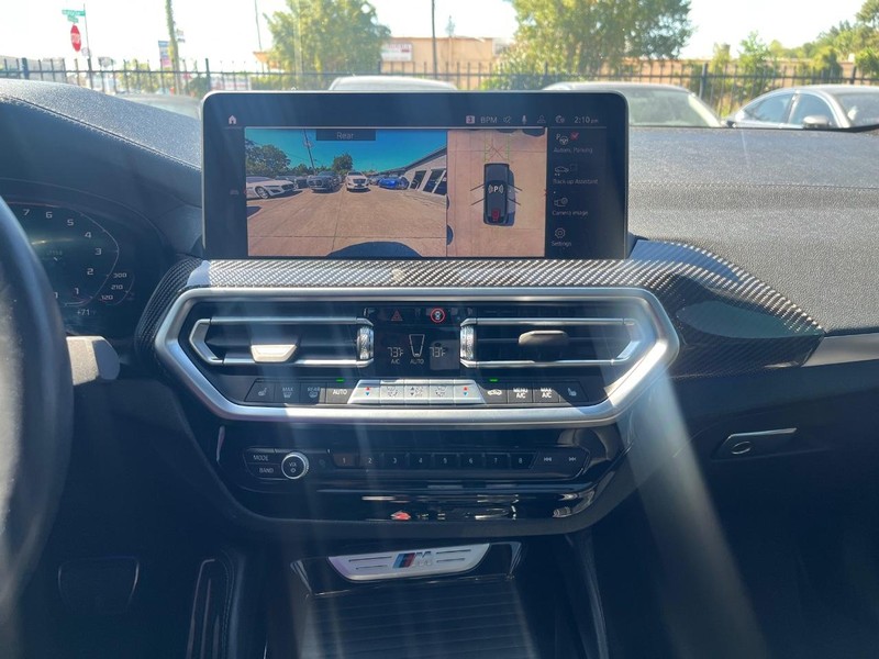 BMW X4 M Vehicle Full-screen Gallery Image 12