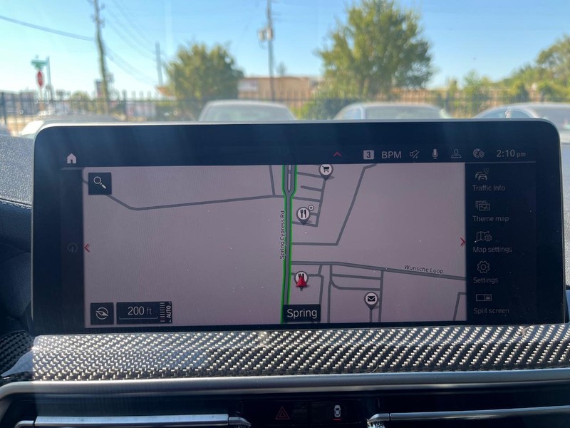 BMW X4 M Vehicle Full-screen Gallery Image 13