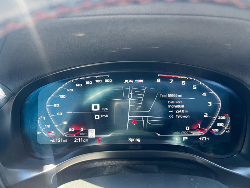 BMW X4 M Vehicle Full-screen Gallery Image 16