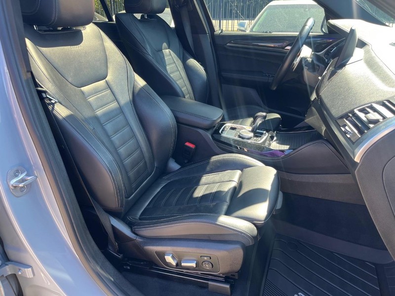 BMW X4 M Vehicle Full-screen Gallery Image 17