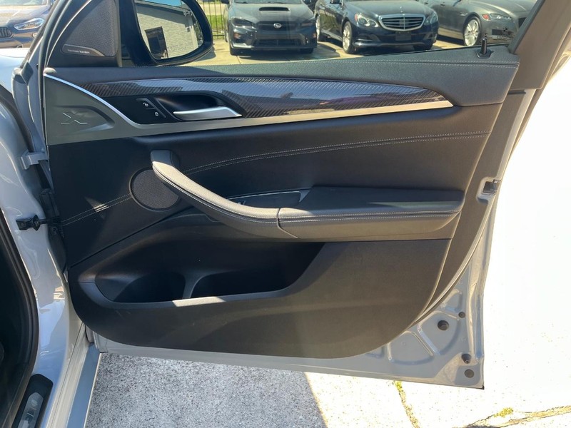 BMW X4 M Vehicle Full-screen Gallery Image 18