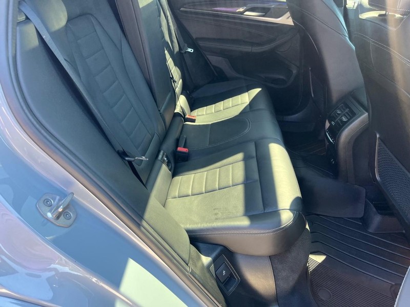 BMW X4 M Vehicle Full-screen Gallery Image 19