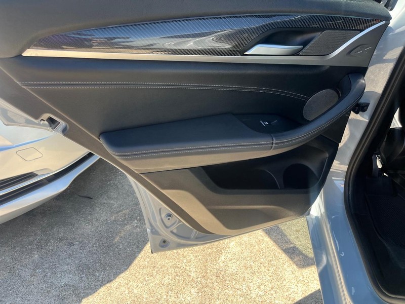 BMW X4 M Vehicle Full-screen Gallery Image 21