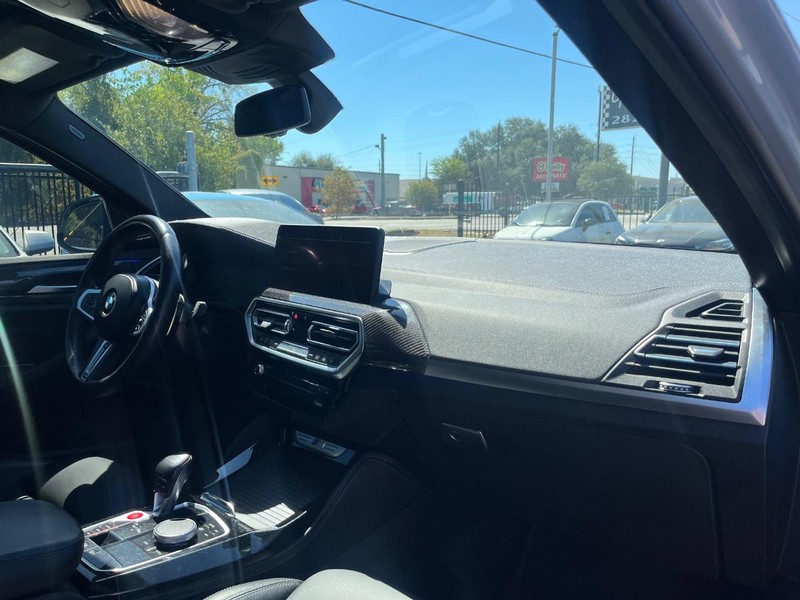 BMW X4 M Vehicle Full-screen Gallery Image 22