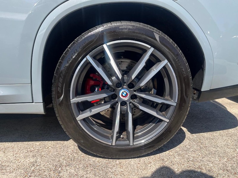 BMW X4 M Vehicle Full-screen Gallery Image 23