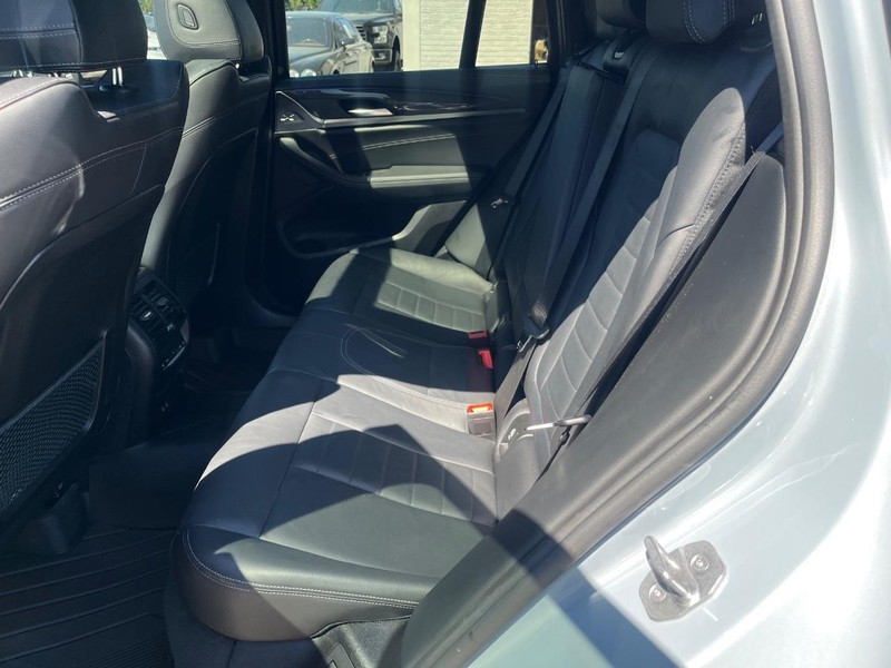 BMW X4 M Vehicle Full-screen Gallery Image 25