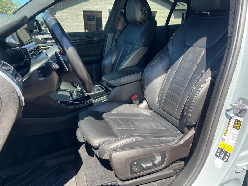 BMW X4 M Vehicle Full-screen Gallery Image 26