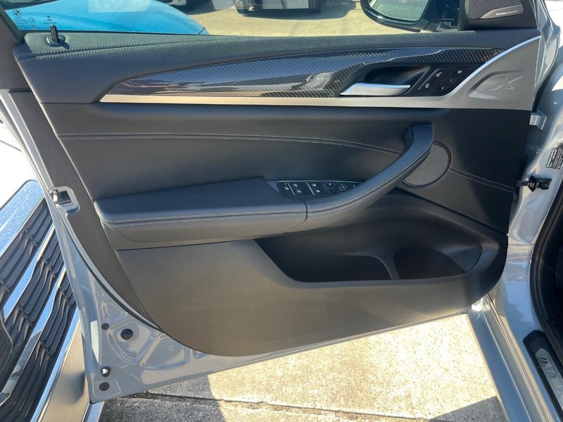 BMW X4 M Vehicle Full-screen Gallery Image 27