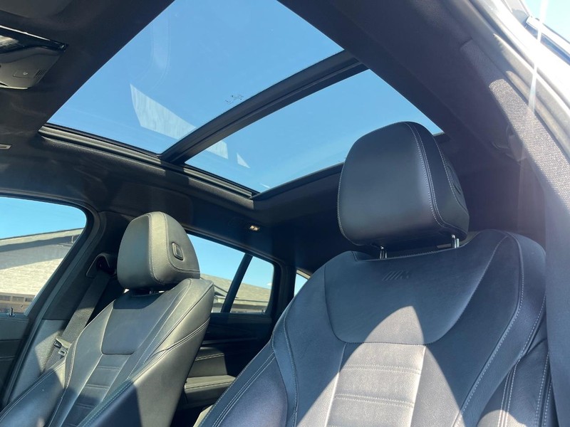 BMW X4 M Vehicle Full-screen Gallery Image 28