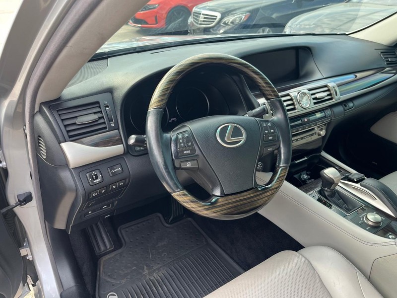 Lexus LS 460 Vehicle Full-screen Gallery Image 10