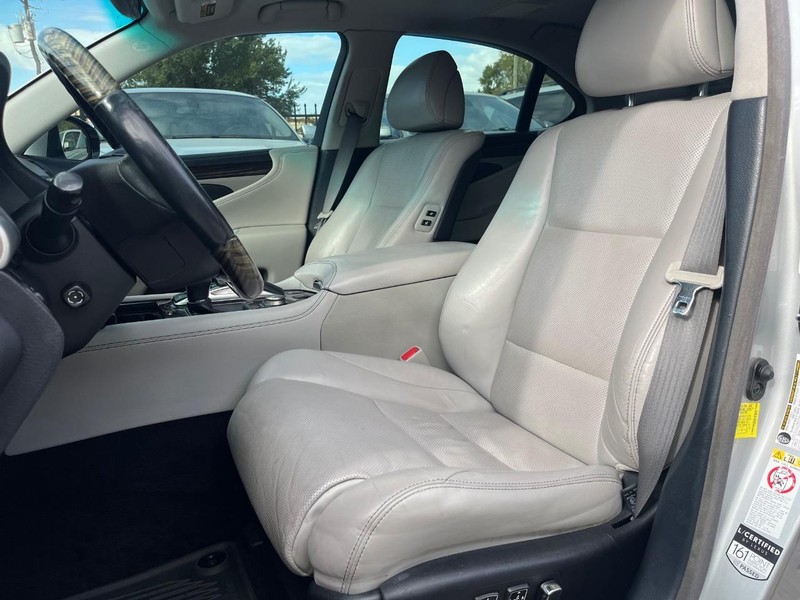 Lexus LS 460 Vehicle Full-screen Gallery Image 11