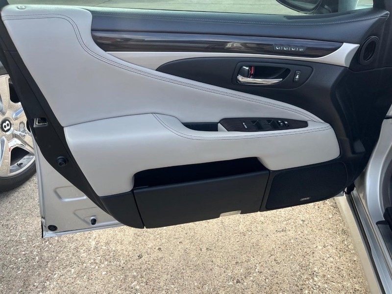 Lexus LS 460 Vehicle Full-screen Gallery Image 12