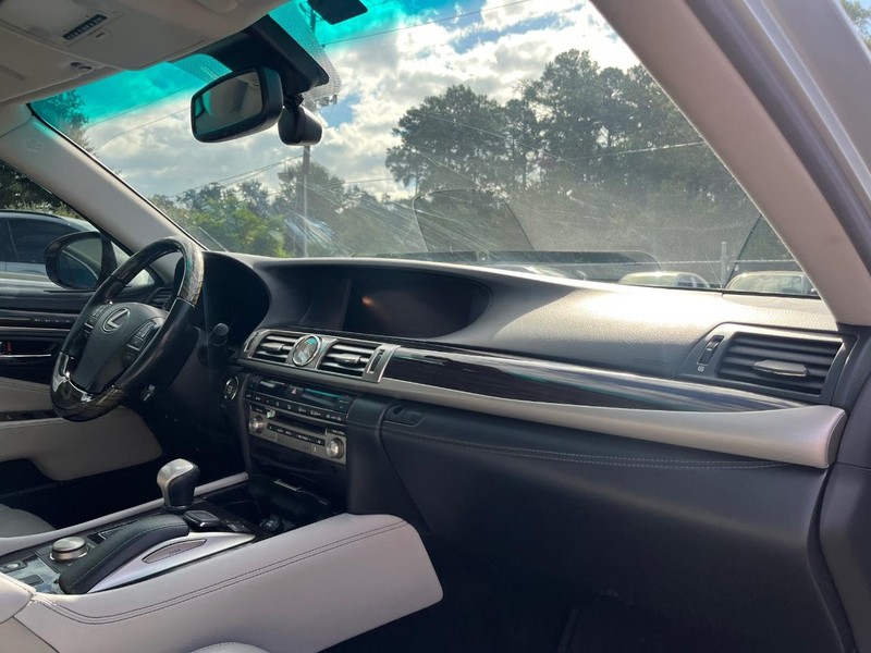 Lexus LS 460 Vehicle Full-screen Gallery Image 13