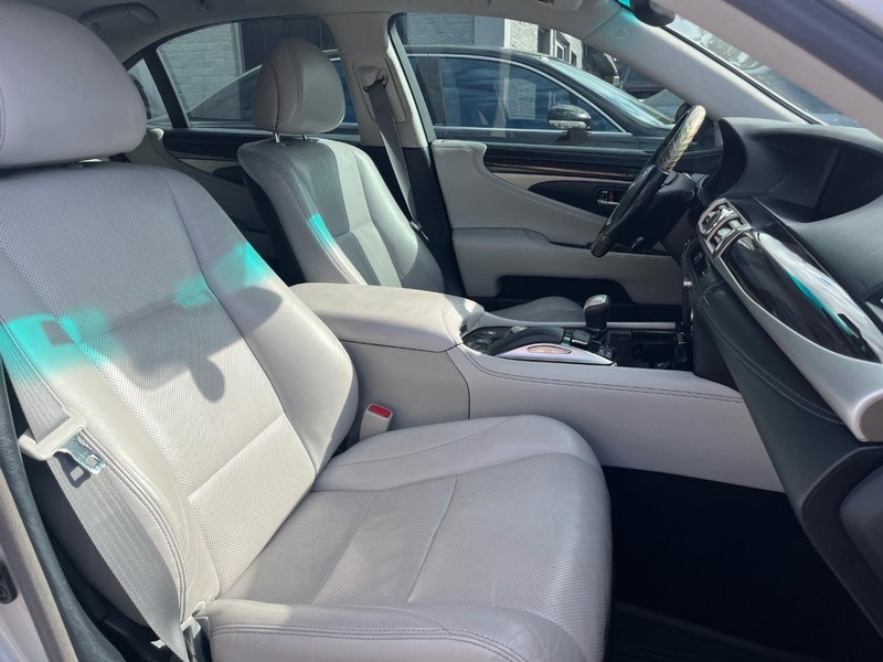 Lexus LS 460 Vehicle Full-screen Gallery Image 14