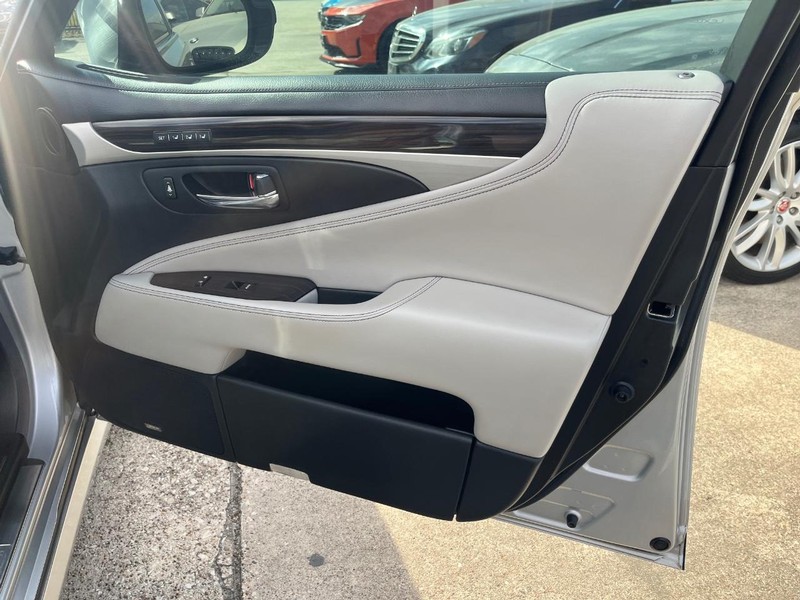 Lexus LS 460 Vehicle Full-screen Gallery Image 15