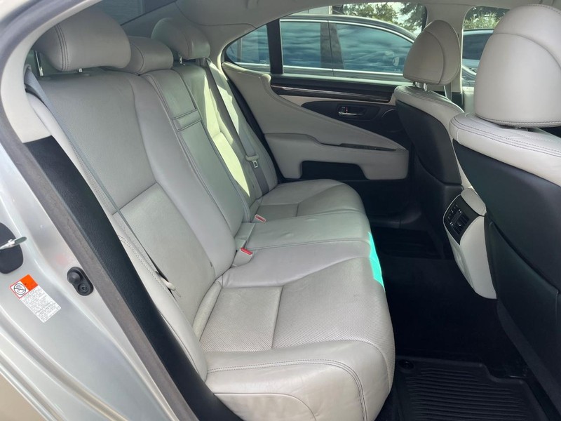 Lexus LS 460 Vehicle Full-screen Gallery Image 16