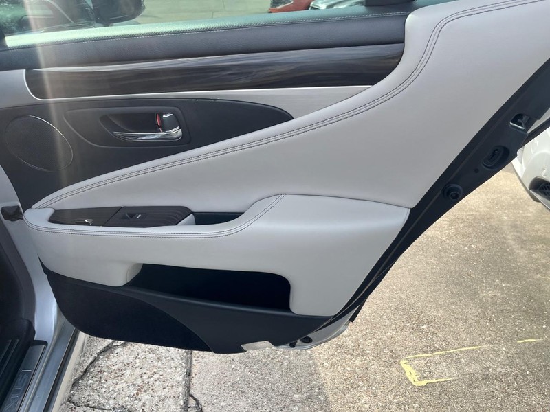 Lexus LS 460 Vehicle Full-screen Gallery Image 17