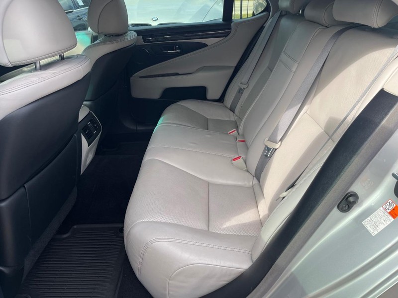 Lexus LS 460 Vehicle Full-screen Gallery Image 18