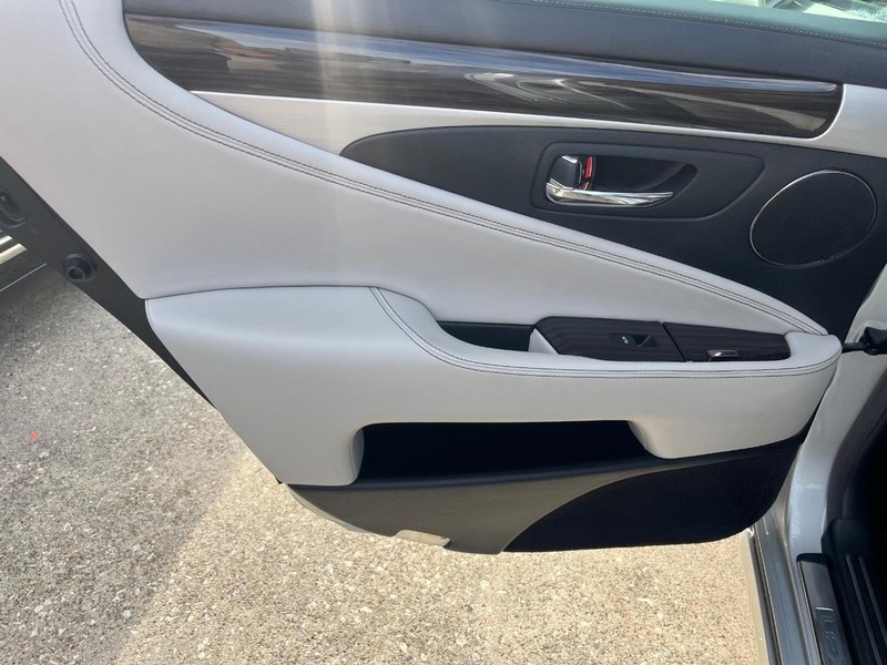 Lexus LS 460 Vehicle Full-screen Gallery Image 19