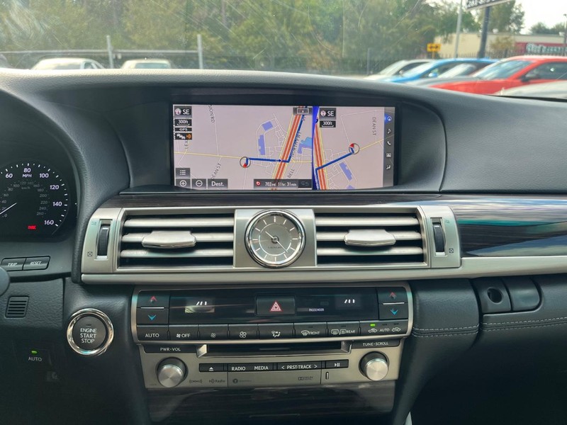 Lexus LS 460 Vehicle Full-screen Gallery Image 22