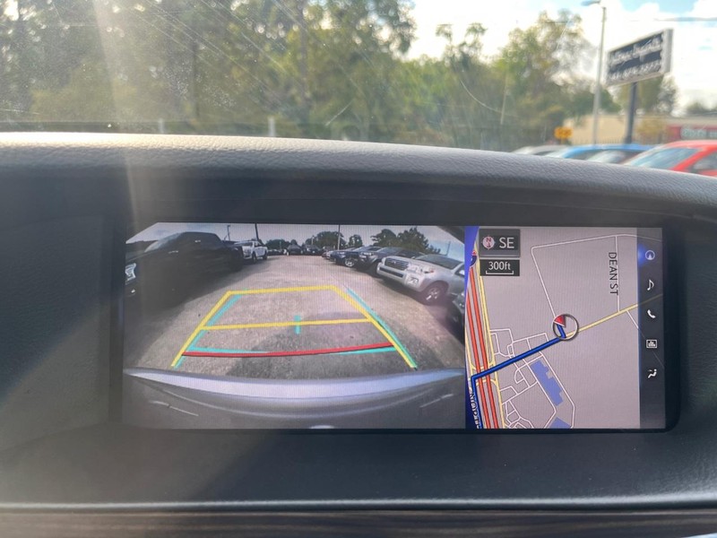 Lexus LS 460 Vehicle Full-screen Gallery Image 24