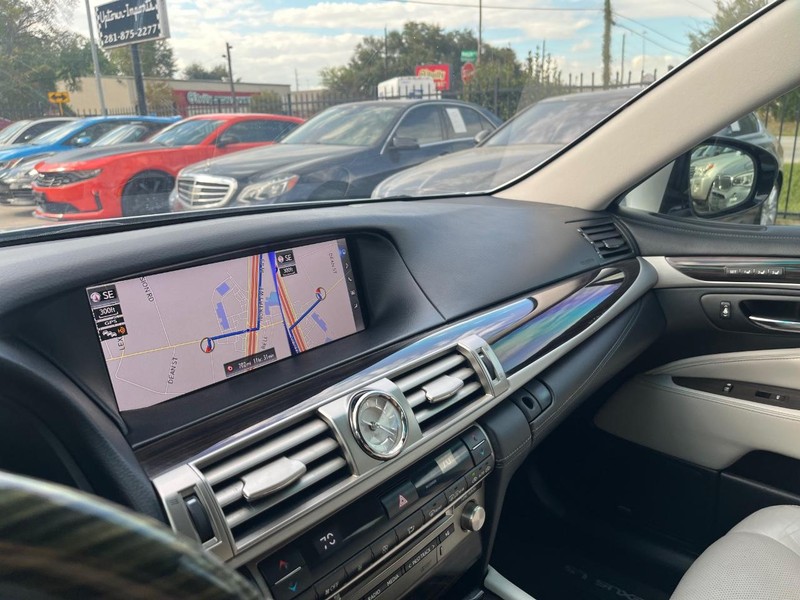 Lexus LS 460 Vehicle Full-screen Gallery Image 25