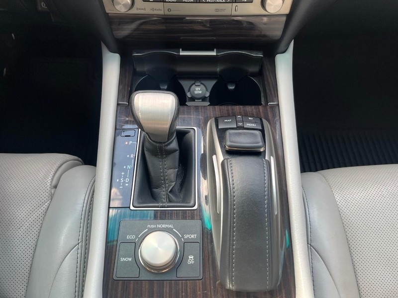 Lexus LS 460 Vehicle Full-screen Gallery Image 26