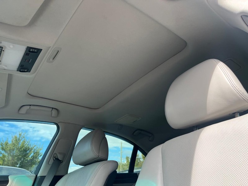 Lexus LS 460 Vehicle Full-screen Gallery Image 27