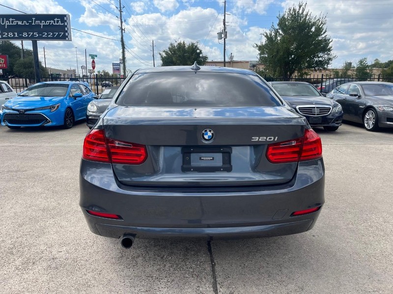 BMW 320i Vehicle Full-screen Gallery Image 07