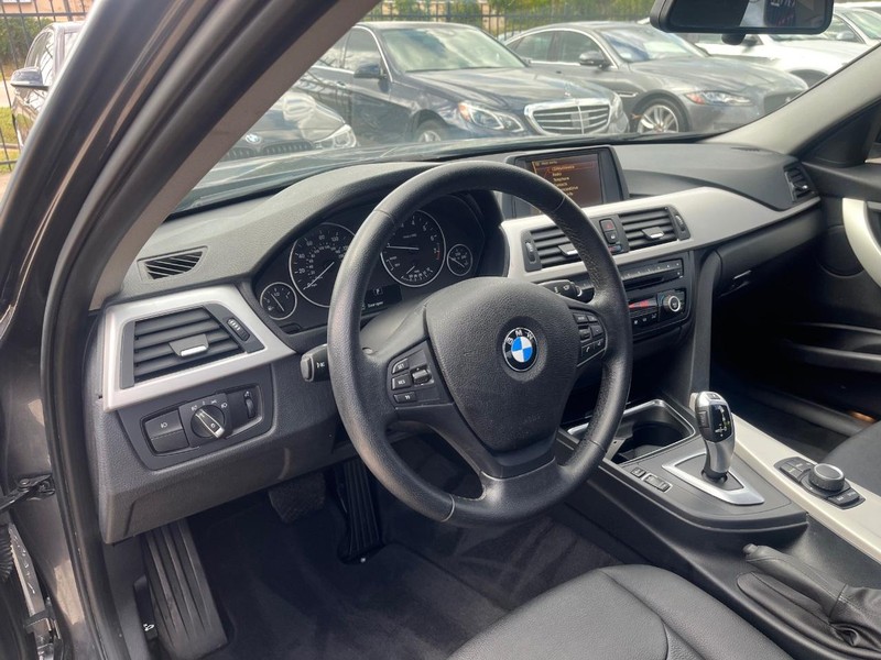 BMW 320i Vehicle Full-screen Gallery Image 10