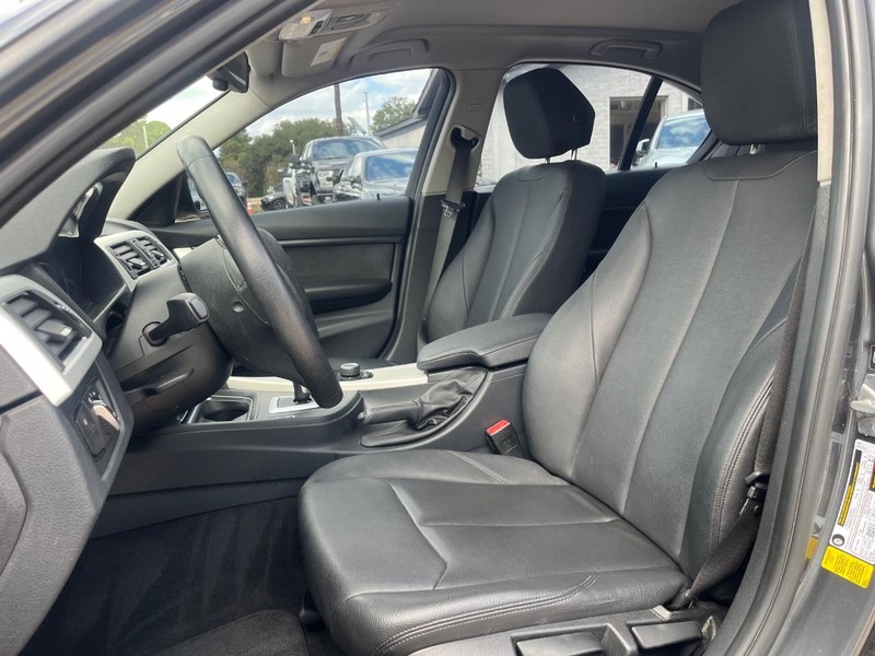 BMW 320i Vehicle Full-screen Gallery Image 11